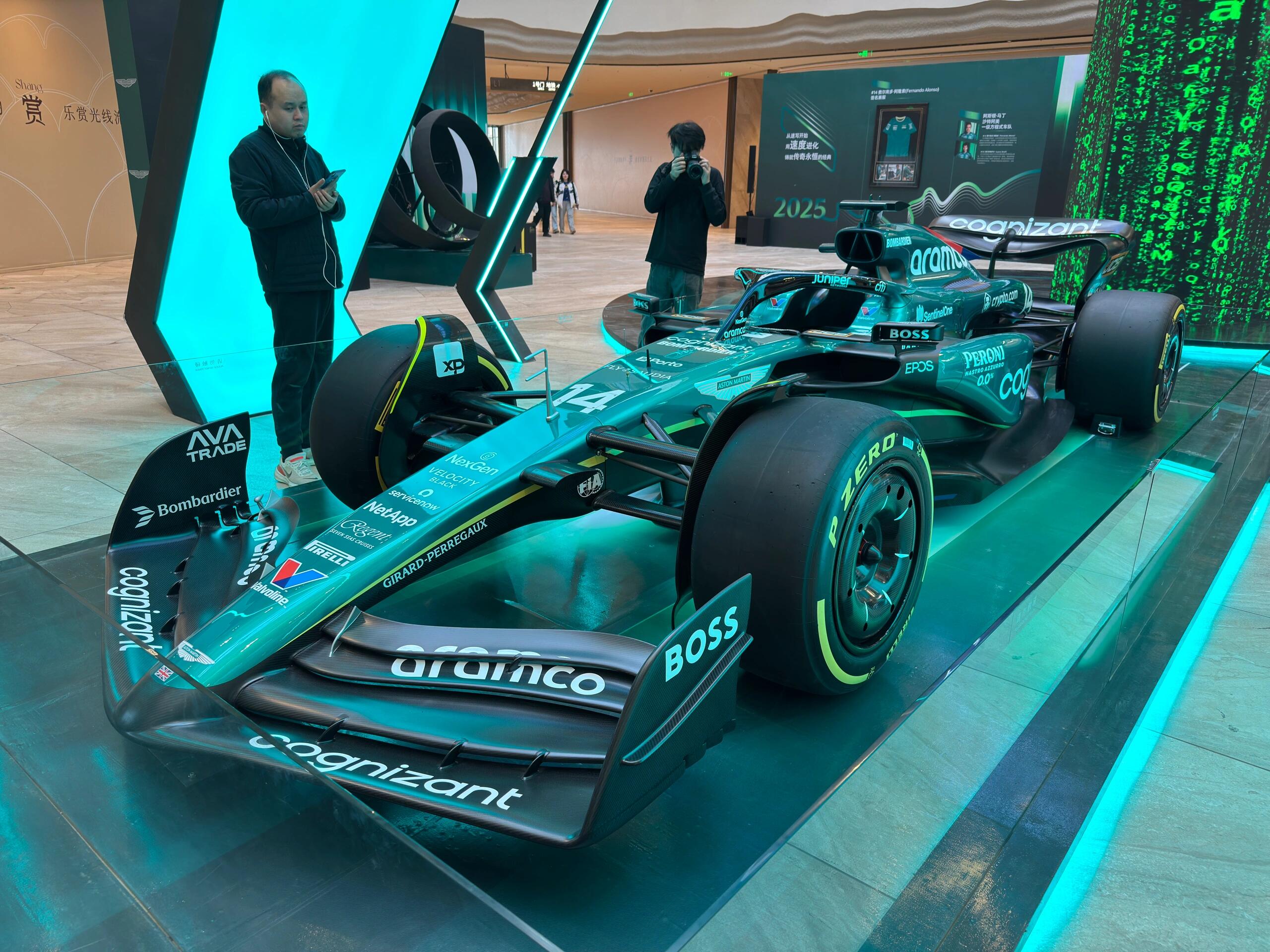 爱游戏2026-迈凯伦力克阿斯顿马丁，维斯塔潘点燃赛场