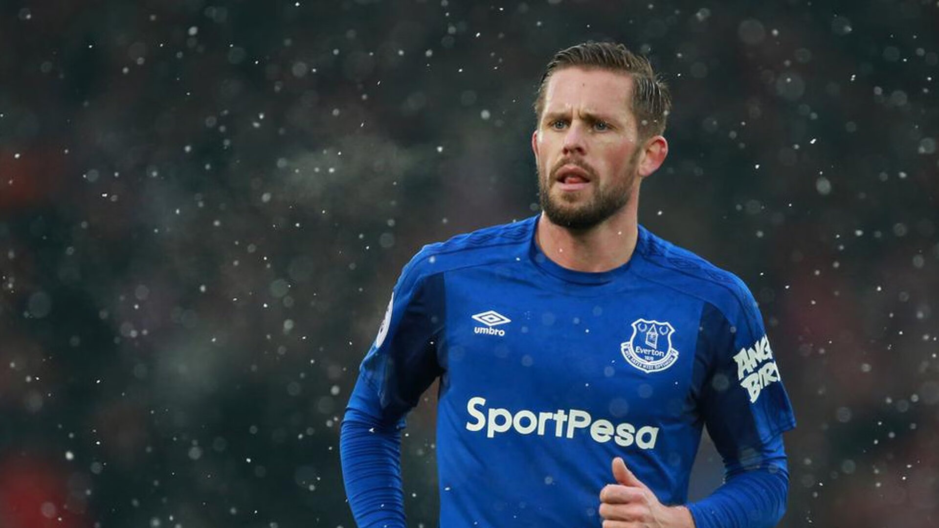 爱游戏体育-伦纳德化身战神轰出史诗数据，公牛铁蹄无情踏碎76人最后尊严